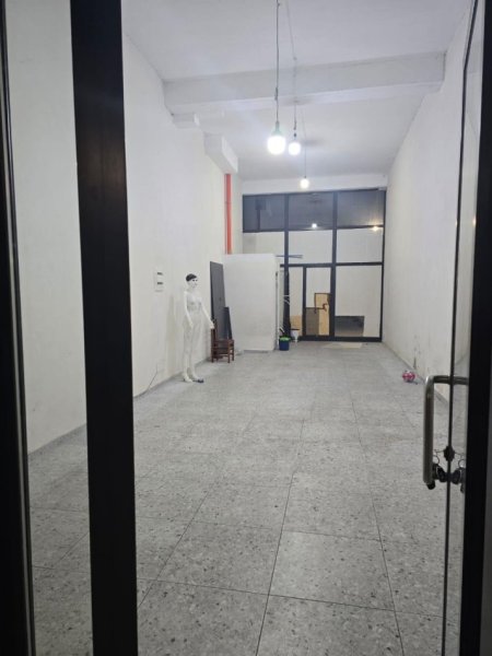 Tirane, jepet me qera dyqan Kati 0, 60 m² 800 € (dyqan me qera ne yzberisht)