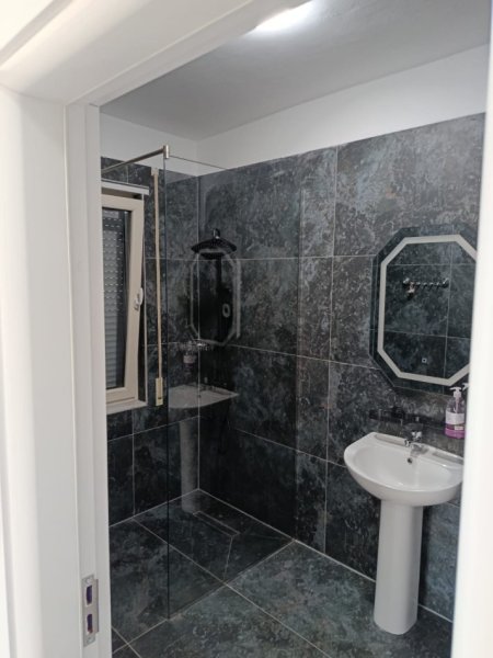 Pogradec, shitet apartament 1+1+Ballkon Kati 8, 190 m² 270.000 € (Liqeni i Pogradecit)