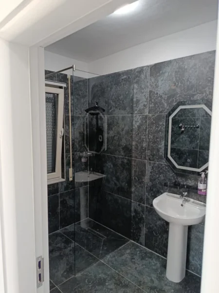 Pogradec, shitet apartament 1+1+Ballkon Kati 8, 190 m² 270.000 € (Liqeni i Pogradecit)