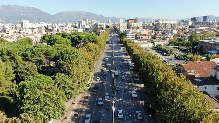 Tirane, jepet me qera ambjent biznesi , 1.500 m² 13.000 € (Laprake)