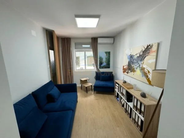 Tirane, jepet me qera zyre Kati 2, 36 m² 400 € (Libri Universitar)