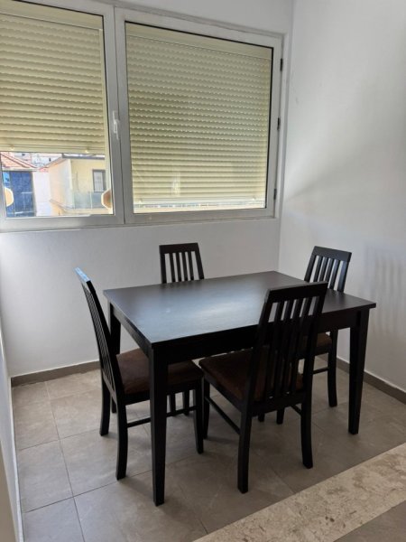 Tirane, jepet me qera apartament 2+1 Kati 2, 90 m² 550 € (Rruga e Kavajës pranë Kompleksit Delijorgji.)