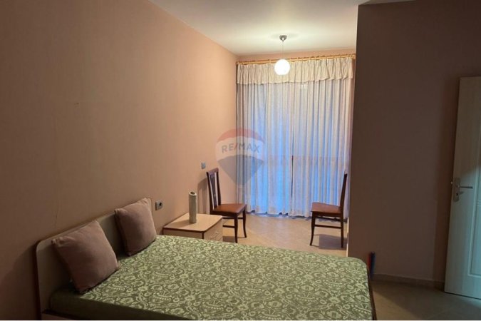Tirane, jepet me qera apartament 3+1 , 130 m² (Zog i Zi)