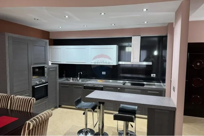 Tirane, jepet me qera apartament 3+1 , 130 m² (Zog i Zi)