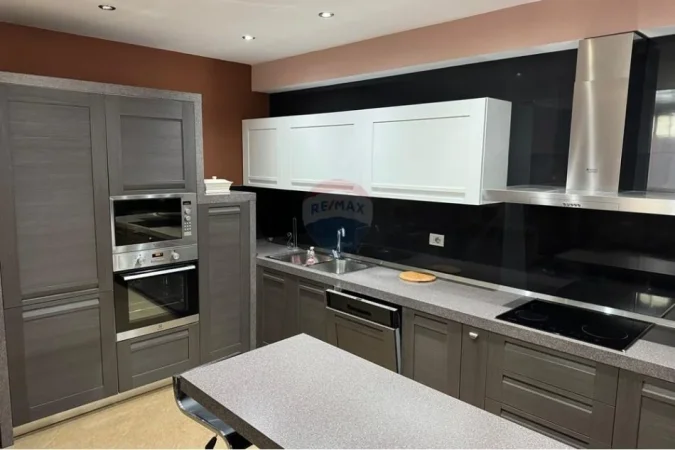 Tirane, jepet me qera apartament 3+1 , 130 m² (Zog i Zi)