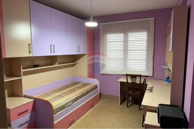 Tirane, jepet me qera apartament 3+1 , 130 m² (Zog i Zi)