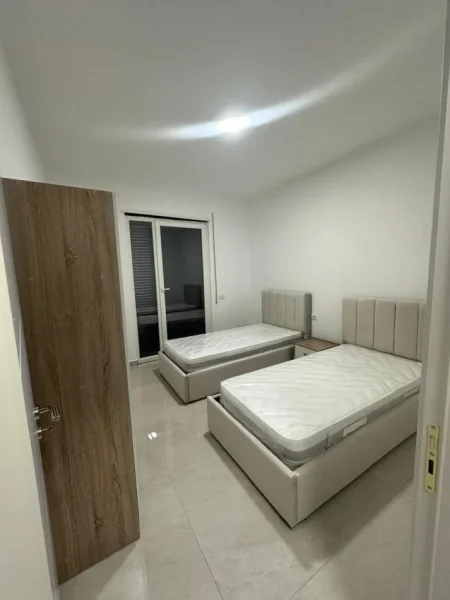 Tirane, jepet me qera apartament 2+1 Kati 3, 70 m² 600 € (paskuqan)