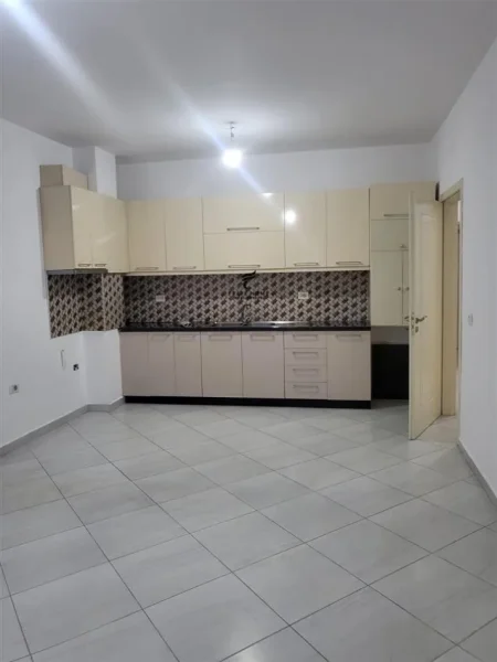 Tirane, jepet me qera apartament 2+1 Kati 2, 95 m² 650 € (DON BOSKO)