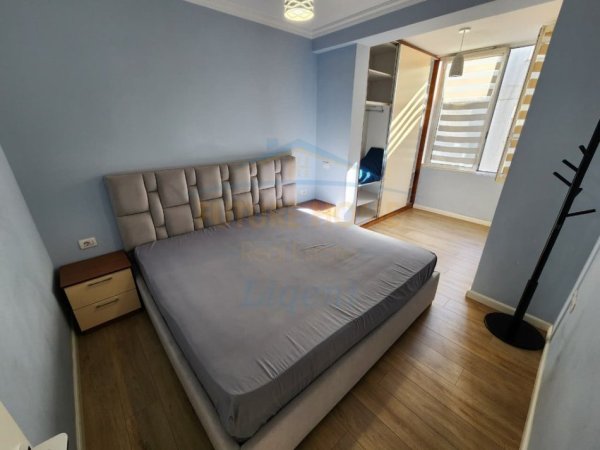 Tirane, jepet me qera apartament 2+1+Ballkon Kati 4, 93 m² 900 € 
