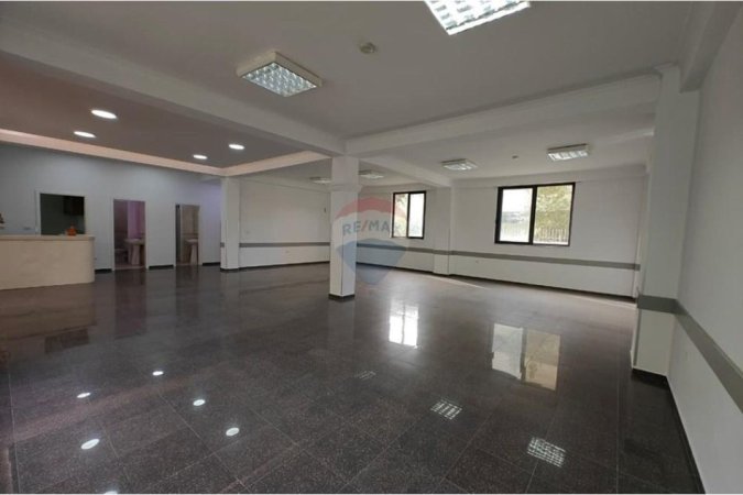 Tirane, jepet me qera ambjent biznesi Kati 0, 392 m² 3.800 € (Rruga Xhanfize Keko, Tiranë)