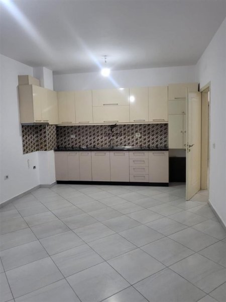 Tirane, jepet me qera zyre Kati 2, 95 m² 650 € (DON BOSKO)