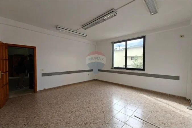 Tirane, jepet me qera ambjent biznesi Kati 0, 392 m² 3.800 € (Rruga Xhanfize Keko, Tiranë)
