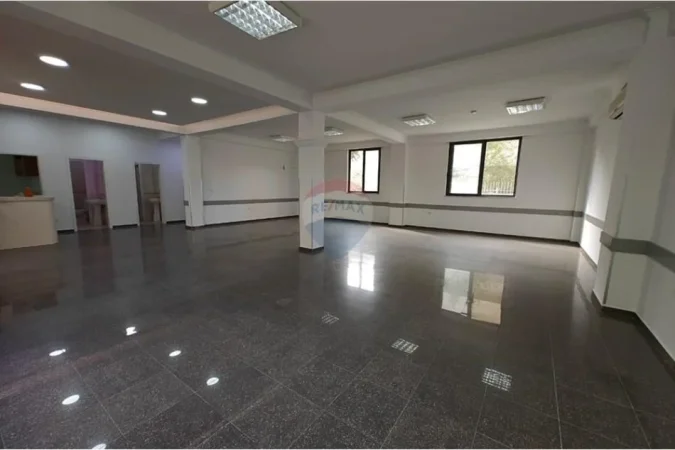 Tirane, jepet me qera ambjent biznesi Kati 0, 392 m² 3.800 € (Rruga Xhanfize Keko, Tiranë)