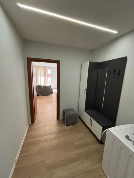 Tirane, jepet me qera apartament 1+1 , 450 € (Astir)