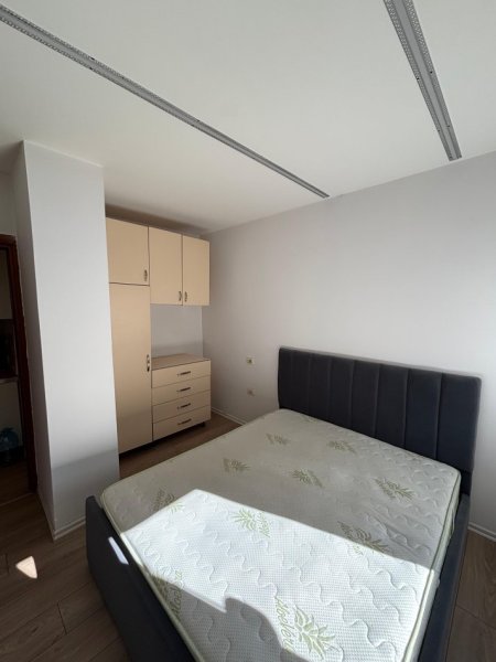 Tirane, jepet me qera apartament 1+1 , 450 € (Astir)