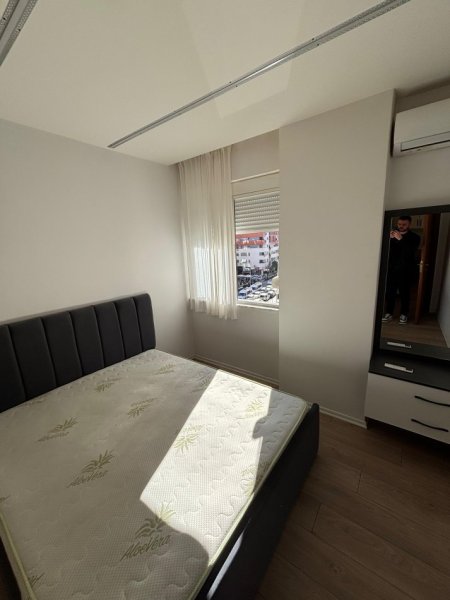 Tirane, jepet me qera apartament 1+1 , 450 € (Astir)