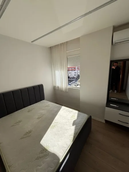 Tirane, jepet me qera apartament 1+1 , 450 € (Astir)