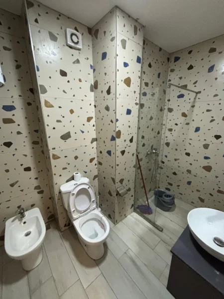 Tirane, jepet me qera apartament 1+1 , 450 € (Astir)