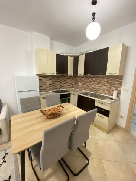 Tirane, jepet me qera apartament 2+1 Kati 8, 90 m² 550 € (pallati me shigjeta)