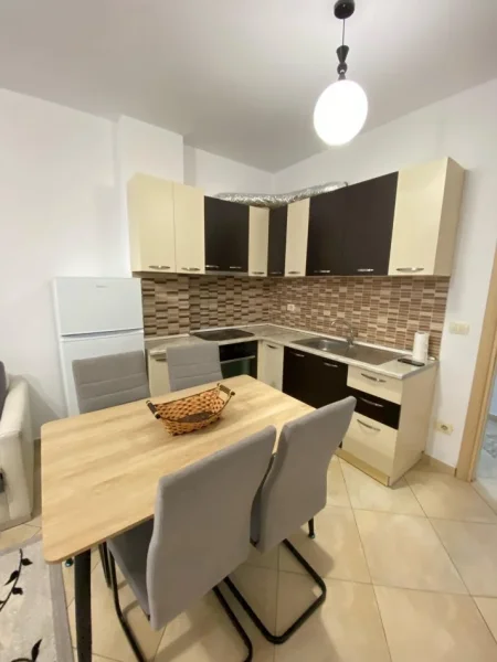 Tirane, jepet me qera apartament 2+1 Kati 8, 90 m² 550 € (pallati me shigjeta)