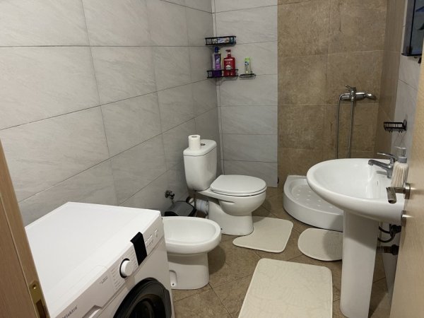 Tirane, jepet me qera apartament 2+1 Kati 8, 90 m² 550 € (pallati me shigjeta)