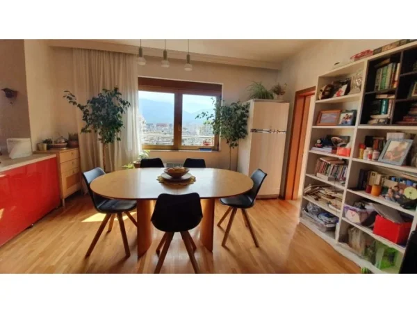 Tirane, shitet apartament 3+1 Kati 8, 300.000 € 