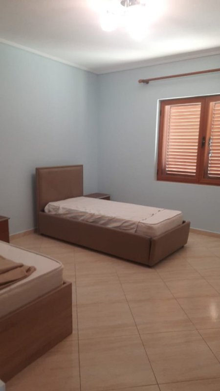 Tirane, jepet me qera apartament 3+1 Kati 2, 600 € 