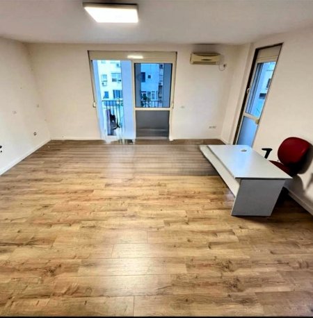 Tirane, jepet me qera zyre Kati 5, 82 m² 800 € (Rruga e Kavajes)