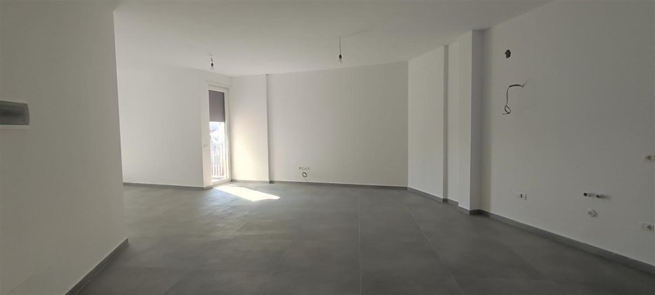 Tirane, jepet me qera zyre Kati 5, 220 m² 2.500 € (Rruga e Dibres)