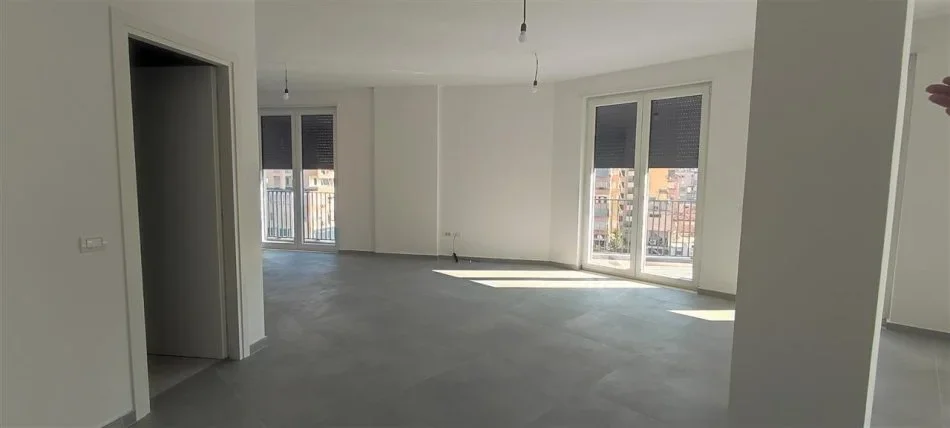 Tirane, jepet me qera zyre Kati 5, 220 m² 2.500 € (Rruga e Dibres)