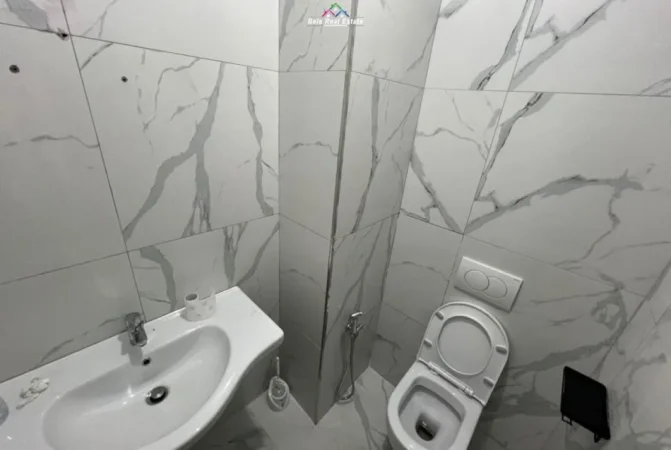 Tirane, jepet me qera zyre Kati 1, 63 m² 1.000 € (Lake view residence)