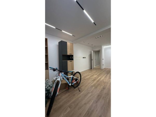Tirane, jap me qera zyre Kati 4, 102 m² 900 € (Liqeni Thate)