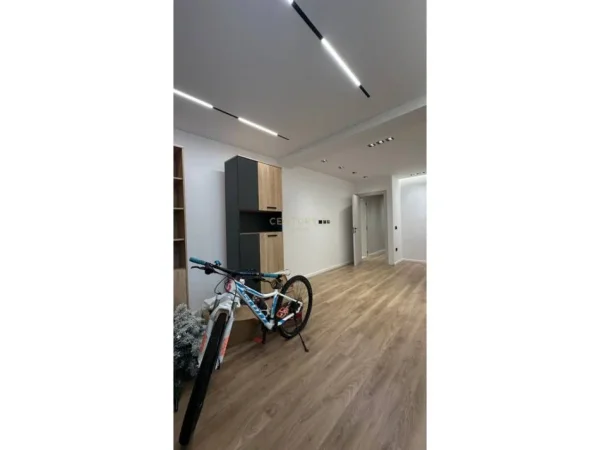 Tirane, jap me qera zyre Kati 4, 102 m² 900 € (Liqeni Thate)