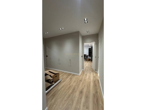 Tirane, jap me qera zyre Kati 4, 102 m² 900 € (Liqeni Thate)
