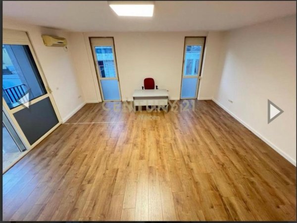 Tirane, jepet me qera ambjent biznesi Kati 5, 85 m² 800 € (Rruga e Kavajes)