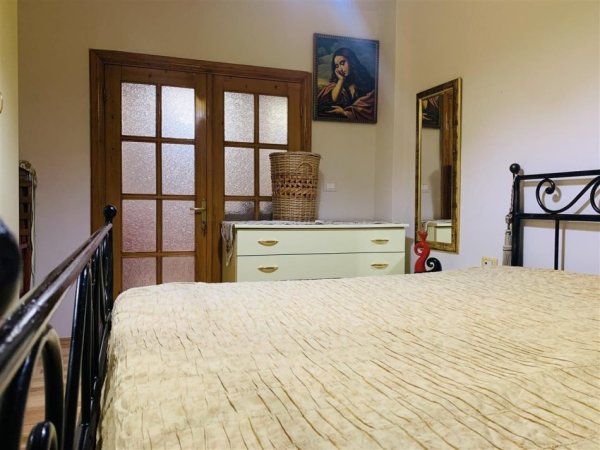 Tirane, jepet me qera apartament 2+1+Ballkon Kati 3, 60 m² 650 € (Rruges Fortuzi)