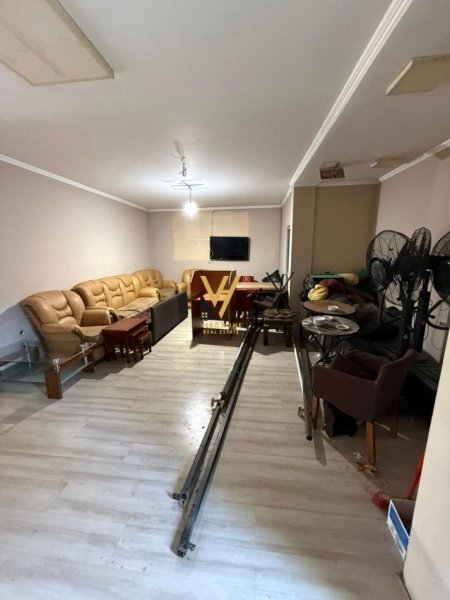 Tirane, jepet me qera ambjent biznesi Kati 2, 32 m² 300 € (SAUK)
