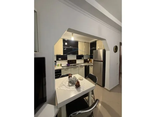 Tirane, jepet me qera apartament 1+1+Ballkon Kati 1, 98 m² 550 € (Ish Parku)