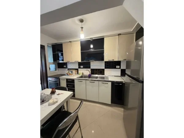 Tirane, jepet me qera apartament 1+1+Ballkon Kati 1, 98 m² 550 € (Ish Parku)