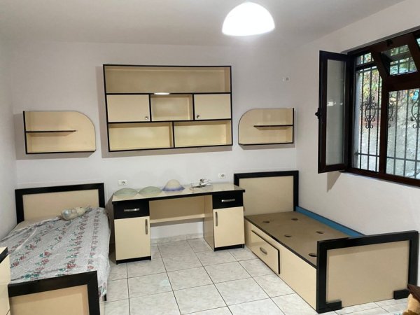 Tirane, jepet me qera shtepi 2+1+Ballkon Kati 0, 128 m² 400 € (ne Kombinat Tirane)