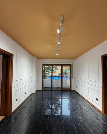Tirane, jepet me qera zyre Kati 1, 73 m² 730 € (Rruga e Durreit)