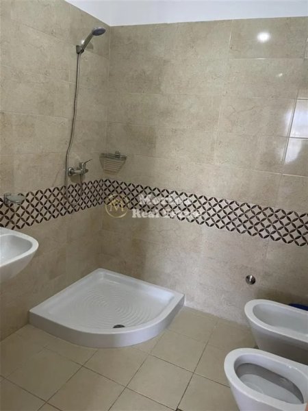 Tirane, jepet me qera apartament 3+1 Kati 2, 140 m² 850 € (Kinostudio)
