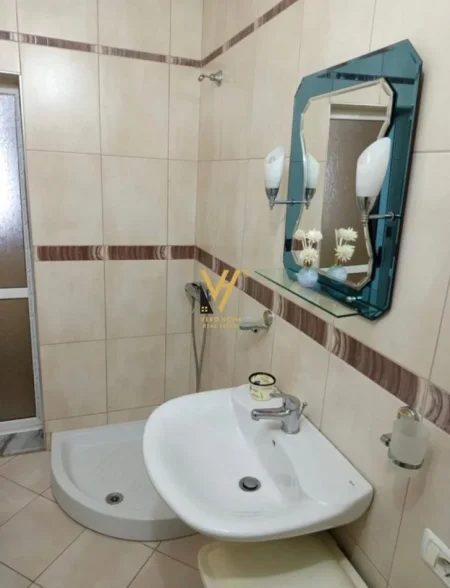 Tirane, jepet me qera apartament 3+1 Kati 0, 100 m² 550 € (21 DHJETORI)
