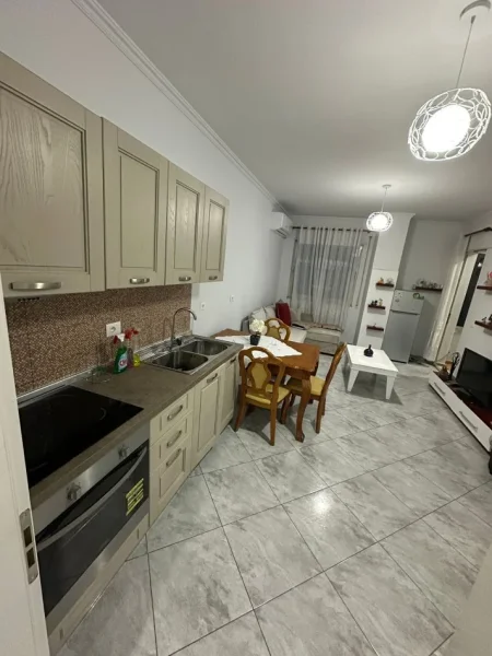 Tirane, jepet me qera apartament 2+1 Kati 3, 90 m² 450 € (astir)