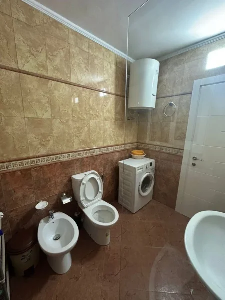 Shqiperi, jepet me qera apartament 2+1+Ballkon Kati 2, 81 m² 650 € (Ish Fusha e Aviacionit)