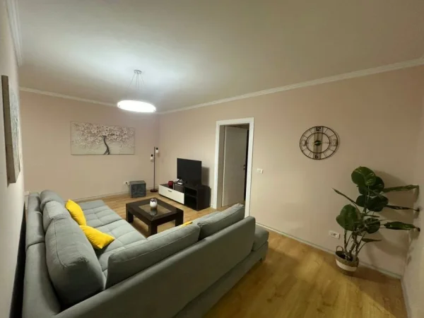 Shqiperi, jepet me qera apartament 2+1+Ballkon Kati 2, 81 m² 650 € (Ish Fusha e Aviacionit)
