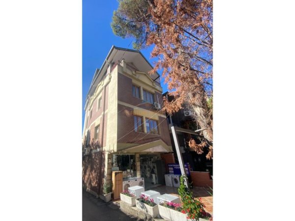 Tirane, jepet me qera Vile 3 Katshe , 300 m² 2.000 € 
