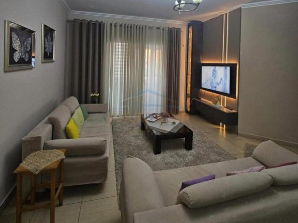 Vlore, jepet me qera apartament 2+1 Kati 7, 101 m² 450 €