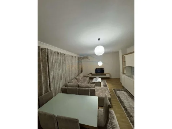 Qera, Apartament 2+1, Rruga 5 Maji, Tiranë 600 €