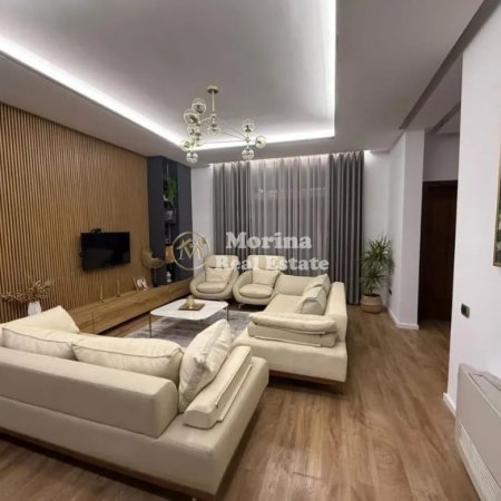 Tirane, jepet me qera apartament duplex 3+1 Kati 1, 150 m² 1.000 € (Kodra e Diellit)